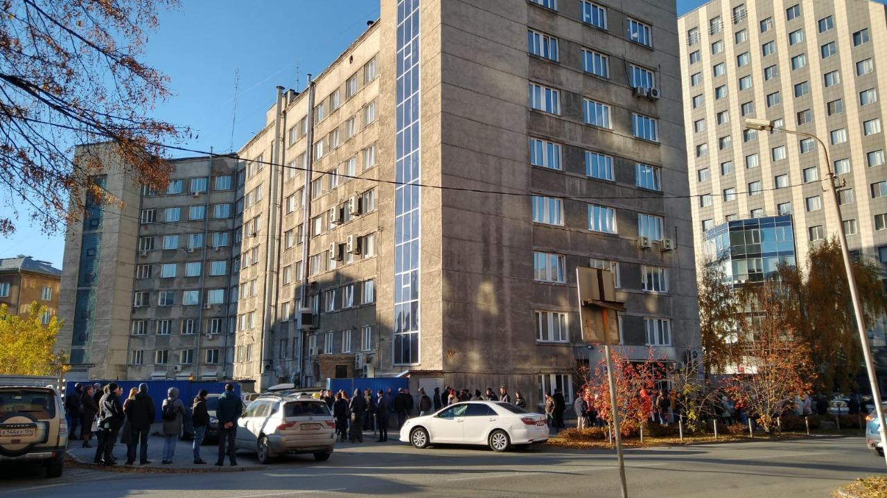 Фото В Новосибирске более 100 человек эвакуировали из областного военкомата 14 октября 2